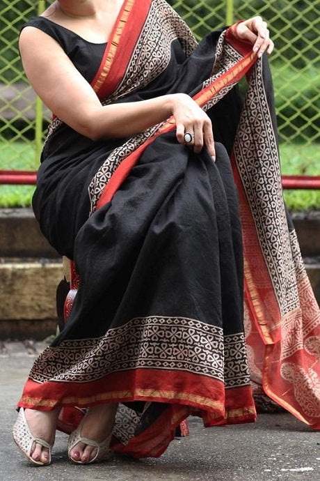 Black color Silk Base Fabulous Looking Plain Saree With Silk Weave