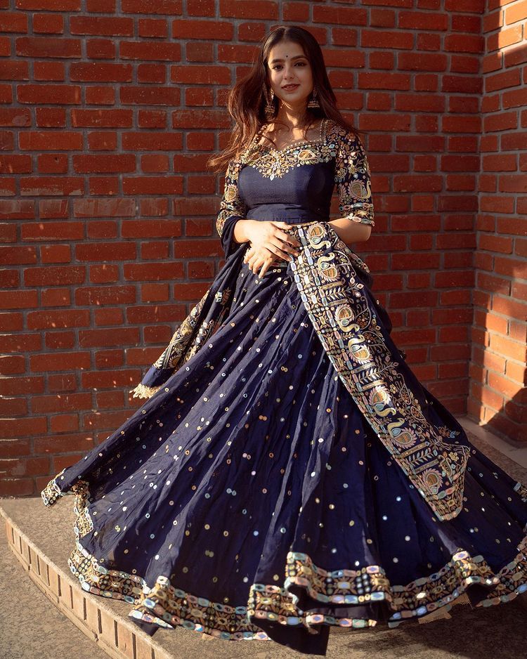 Royal Blue Designer Bridal Wear 9000 Markable Velvet Lehenga Choli –  Fashionfy