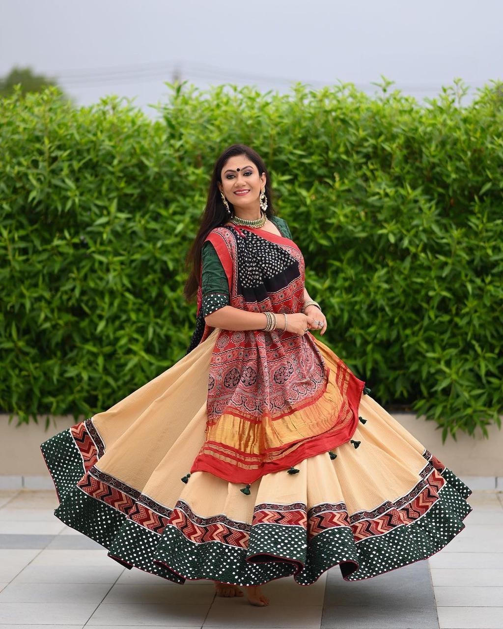 Another beauty in beautiful dress, girl, traditional, lehenga, india,  bonito, HD wallpaper | Peakpx