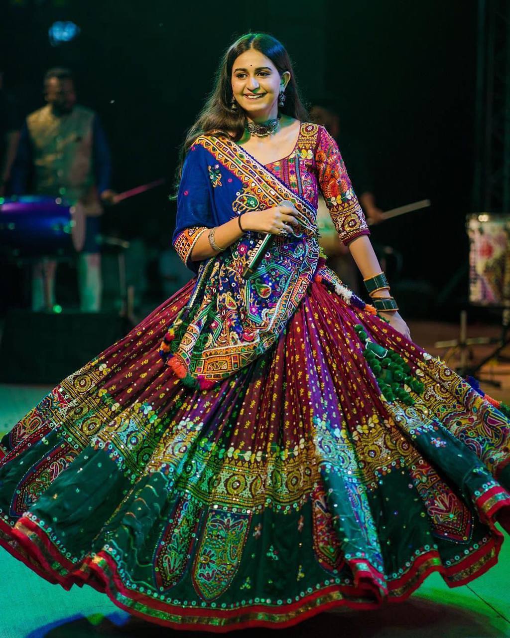 Portrait of beautiful indian girl. Young India woman model with kundan  jewelry set. Traditional Indian costume lehenga choli or sari Stock Photo |  Adobe Stock