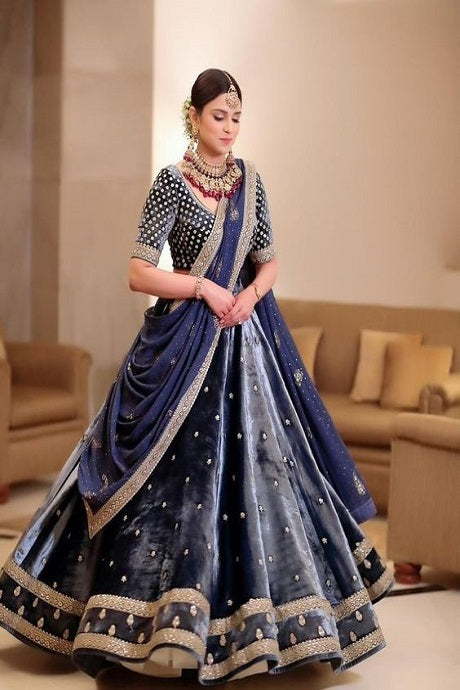 FRENCH BLUE HEAVY EMBROIDERED DESIGNER BRIDAL LEHENGA – zarikaariindia.com